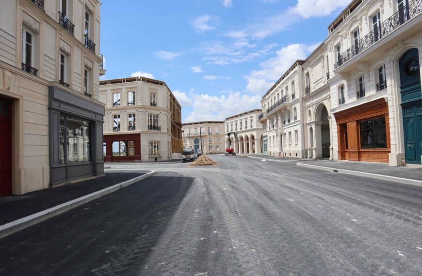 Le Backlot 77 de TSF Studios : les rues de Paris en Seine-et-Marne